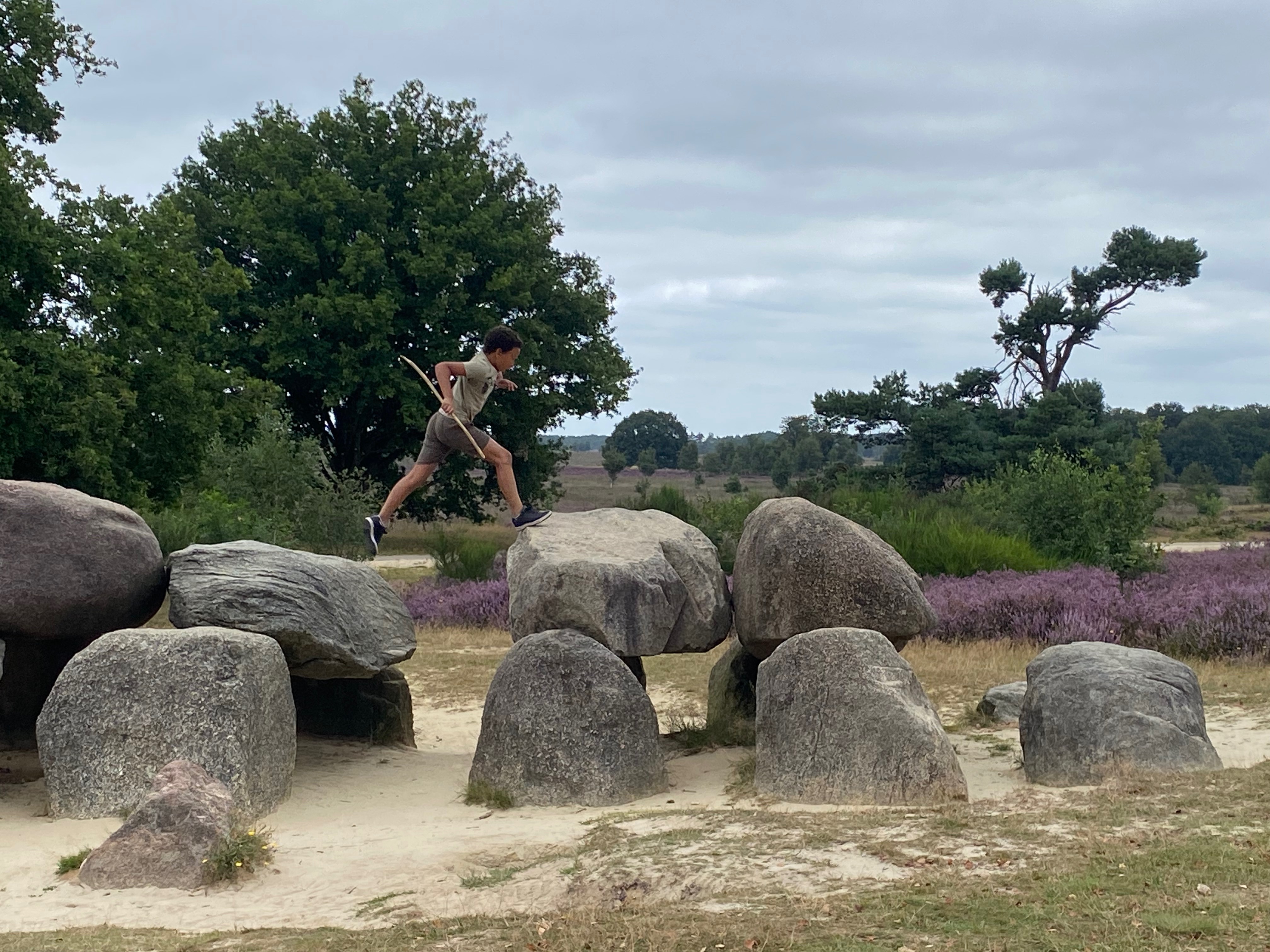 Feike Looijen springend over hunebedden in Drenthe