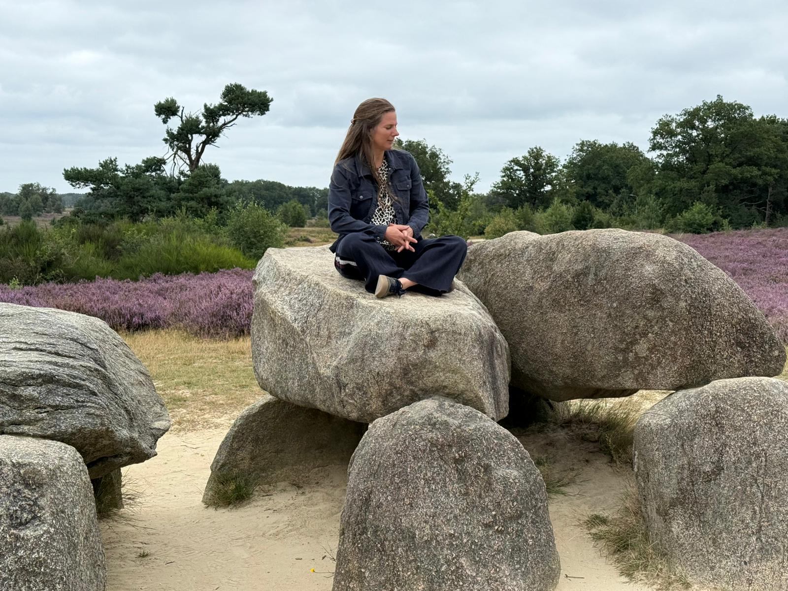 Feike Looijen zittend op een hunebed in Drenthe